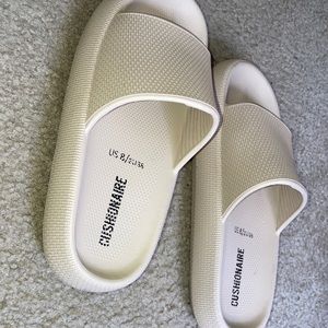 Size 8 Cushionare slides, barely used.